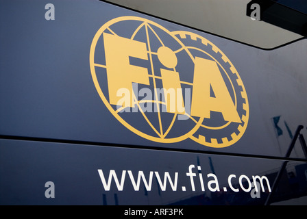 Il logo della FIA sul carrello nel paddock durante la Formula 1 test sul circuito Ricardo Tormo Gen2008 Foto Stock