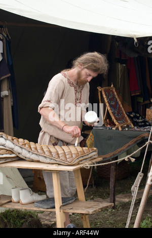 Viking artigiano preparare un giubbotto imbottito e trapuntato a viking rievocazione festival in Danimarca Foto Stock