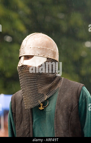 Close up di un guerriero vichingo nel casco con protezione naso e chainmail in una battaglia rievocazione in Danimarca Foto Stock