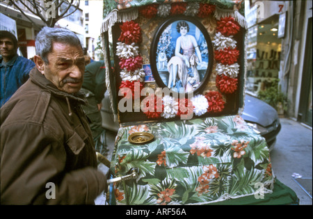 Il vecchio uomo ateniese con vento tradizionali fino music box lavorando sulle strade di Atene in Grecia Foto Stock