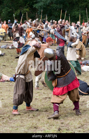 Viking guerrieri in scontri ravvicinati ad una battaglia rievocazione in Danimarca Foto Stock
