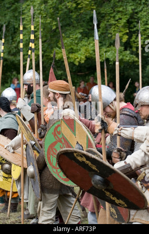 La linea dei vichinghi con le lance e gli scudi di preparare per la battaglia in una rievocazione viking festival Foto Stock