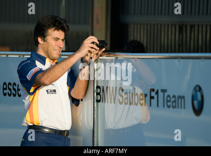 Team Renault membro prende le immagini della BMW Sauber box durante la Formula 1 test sul circuito Ricardo Tormo, Gen.2008 Foto Stock