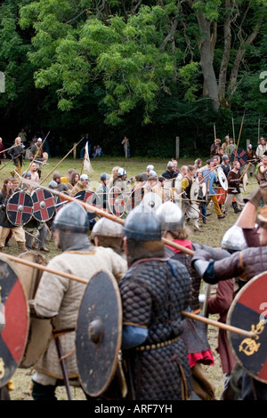 Guerrieri vichinghi bloccato in battaglia in una rievocazione festival in Danimarca Foto Stock