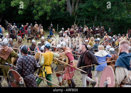 Guerrieri vichinghi bloccato in battaglia in una rievocazione festival in Danimarca Foto Stock