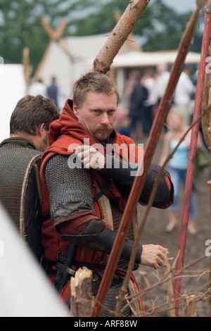 Viking warrior preparando per la battaglia in un viking rievocazione festival Foto Stock