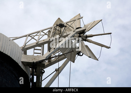 La meccanica di coda per lo sterzo in vento di otto il mulino a vento di vela Heckington Sud Lincolnshire Foto Stock