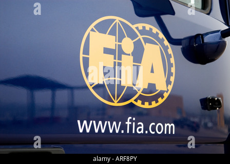 Il logo della FIA sul carrello nel paddock durante la Formula 1 test sul circuito Ricardo Tormo Gen2008 Foto Stock