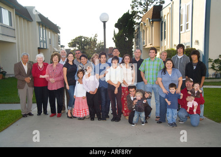 Tre generazioni di un caucasico ispanica famiglia estesa Foto Stock