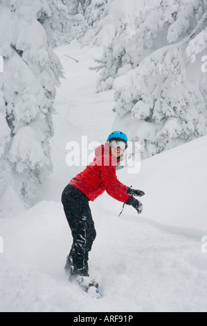 Idaho. Un felice snowboarder gode di una polvere fresca giornata in montagna. Foto Stock