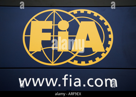 Il logo della FIA sul carrello nel paddock durante la Formula 1 test sul circuito Ricardo Tormo Gen2008 Foto Stock