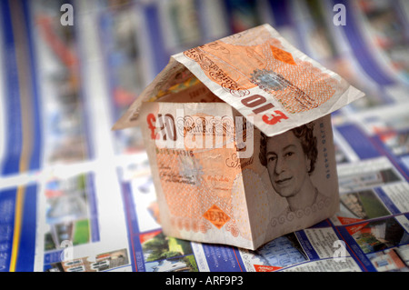 Una casa fatta di dieci pound note per illustrare la casa prezzi nel Regno Unito Foto Stock