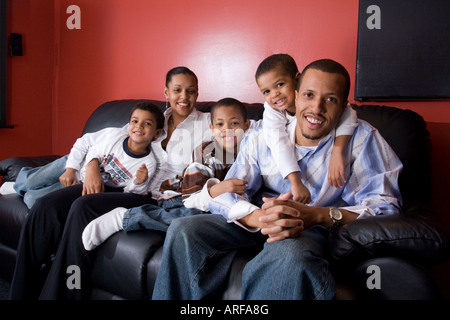 La famiglia felice che spostata da New York in un nuovo reddito misto Housing Development in New Haven, Connecticut USA Foto Stock