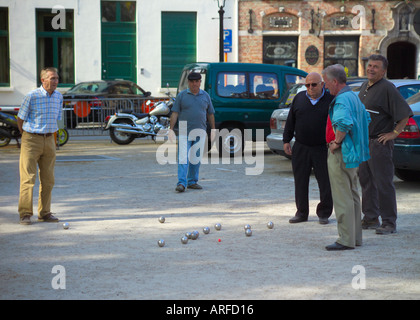 Gli uomini a giocare a bocce in Brugge piazza del mercato Foto Stock