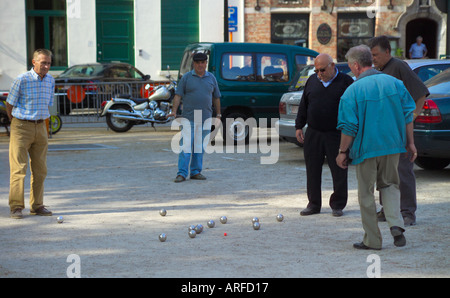 Gli uomini a giocare a bocce in Brugge piazza del mercato Foto Stock