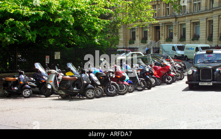 Scooter parcheggiato su strade Londond Foto Stock