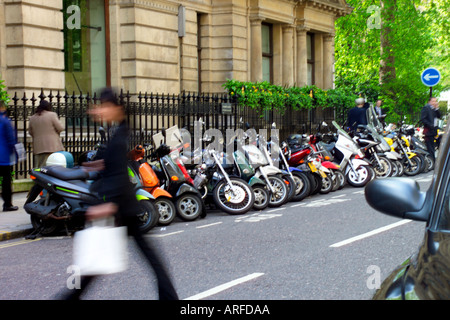 Scooter parcheggiato su strade Londond Foto Stock