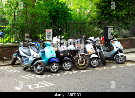 Scooter parcheggiato su strade di Londra Foto Stock
