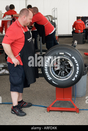 Bridgestone Formula 1 crew lavora su gomme Gen. 2008 Foto Stock