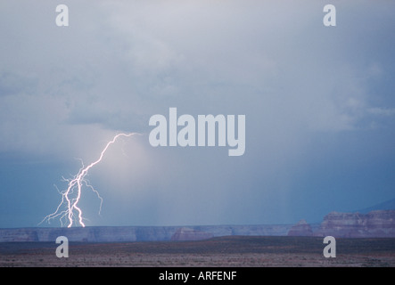 Flash lampo sopra il deserto, USA, Arizona, Lake Powell, pagina Foto Stock