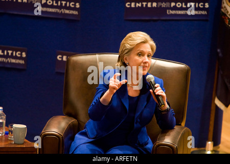 Il Sen. Hillary Clinton (D-NY) era un oratore ospite per Larry Sabato la politica americana di classe al Univ. di VA in Charlottesville Foto Stock