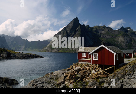 Rosso e legno bianco case di pescatori (rorbu) a Reine / Hamnoy nelle isole Lofoten, arctic Norvegia. Foto Stock