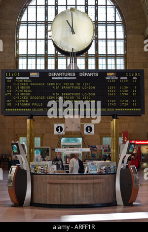 Sportello di informazioni sugli orari dei treni e il clock alla Stazione Union Toronto Canada, stazione ferroviaria principale Foto Stock