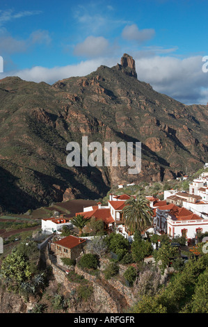 Tejeda villaggio sottostante roque Bentayga su Gran Canaria nelle isole Canarie Foto Stock