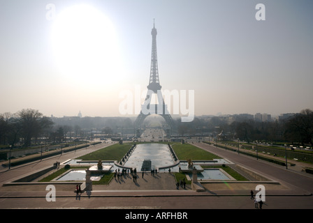 Torre Eiffel visto dalla place du Trocadero Foto Stock