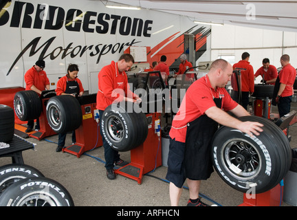 Bridgestone Formula 1 crew lavora su gomme Gen. 2008 Foto Stock