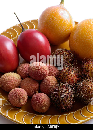 Tamarillo (solanum betaceum syn. cyphomandra betacea), dolce granadilla (passiflora ligularis), litchi (Litchi sinensis) e rambutan (nephelium Foto Stock