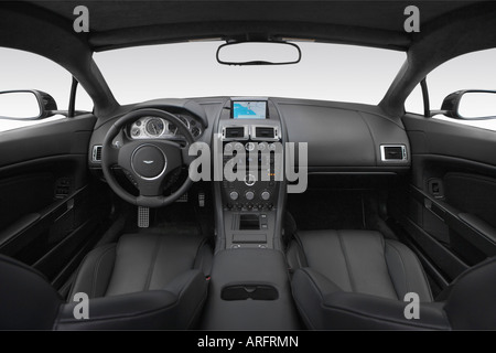 2007 Aston Martin V8 Vantage in nero - Cruscotto, consolle cambio di marcia visualizzare Foto Stock
