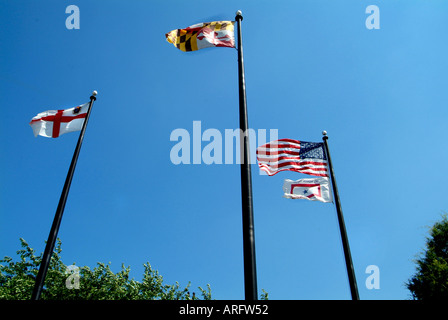 La bandiera americana del Maryland bandiera di stato il Prince George s nella contea di bandiera e un flag per onorare le truppe volare in Landover, Md Foto Stock