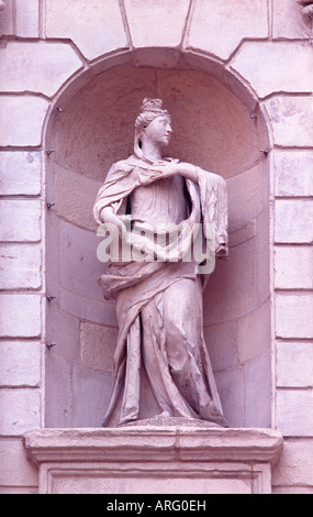 Statua della regina Anna di Danimarca, scolpita da John Bushnell, nella nicchia sul Temple Bar (Christopher Wren), Paternoster Square, Londra Foto Stock