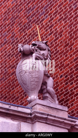 Unicorn con un Golden Horn: Royal bestia in Temple Bar azienda protezione con stemma reale, Paternoster Square, City of London Foto Stock