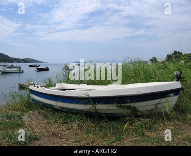 Vuoto dimenticato barca spiaggiata in erba alta Skiathos Grecia Foto Stock