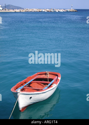 Rosso barca a remi ormeggiate su chiari ancora blu mare Alonissos Alonisos Grecia Foto Stock