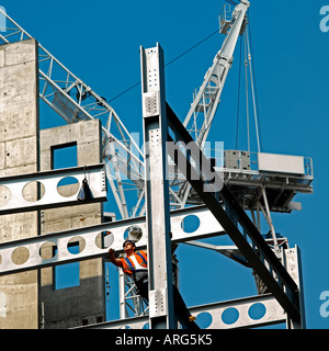 Steeplejack in attesa di ricevere il traliccio come parte del lavoro di costruzione Foto Stock