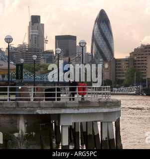 Vista serale est attraverso il Tower Bridge sopra la città di Londra da Neckinger Creek Foto Stock