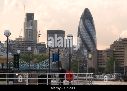 Vista serale est attraverso il Tower Bridge sopra la città di Londra da Neckinger Creek 2006 Foto Stock