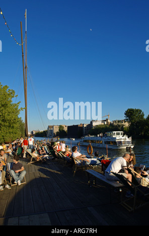 Berlino. Oststrand. Café, bar, posizione sulla spiaggia sul fiume Spree. Foto Stock