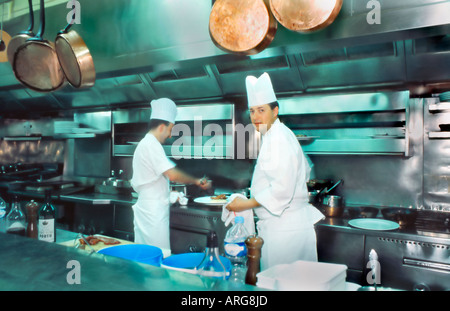 Parigi, Francia, cucina professionale Chef al lavoro nel 'Julien' French  Brasserie Restaurant, gastronomia francese Foto stock - Alamy