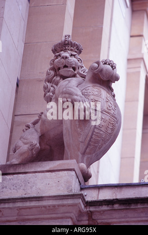 Incoronato Lion: Royal bestia in Temple Bar azienda protezione con stemma reale, Paternoster Square, City of London Foto Stock