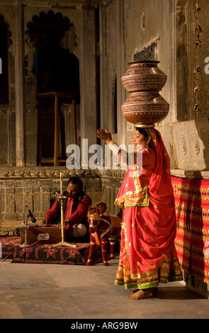 Rajasthani ballerino in Bagore Ki Haveli Foto Stock