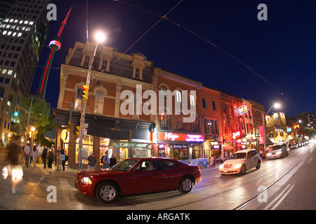 Vetture a Città intersezione, Toronto, Ontario, Canada Foto Stock