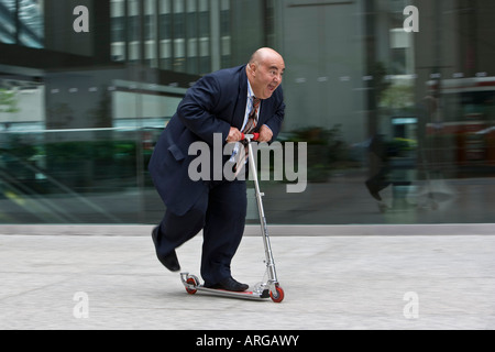 Imprenditore su scooter Foto Stock