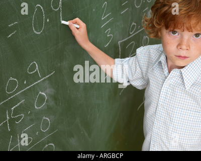 Ritratto di ragazzo scrivere sulla lavagna Foto Stock