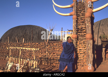 Donna colorati ad ingresso nativo tribù Zulu Shakaland al centro-Sud Africa Foto Stock