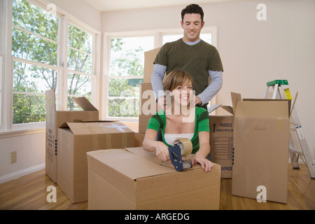 Matura in movimento nella nuova casa Foto Stock