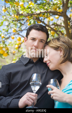 Paio di bere acqua frizzante Foto Stock